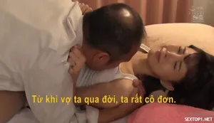 Người phụ nữ trưởng thành gợi cảm cưỡi một khẩu súng đen!