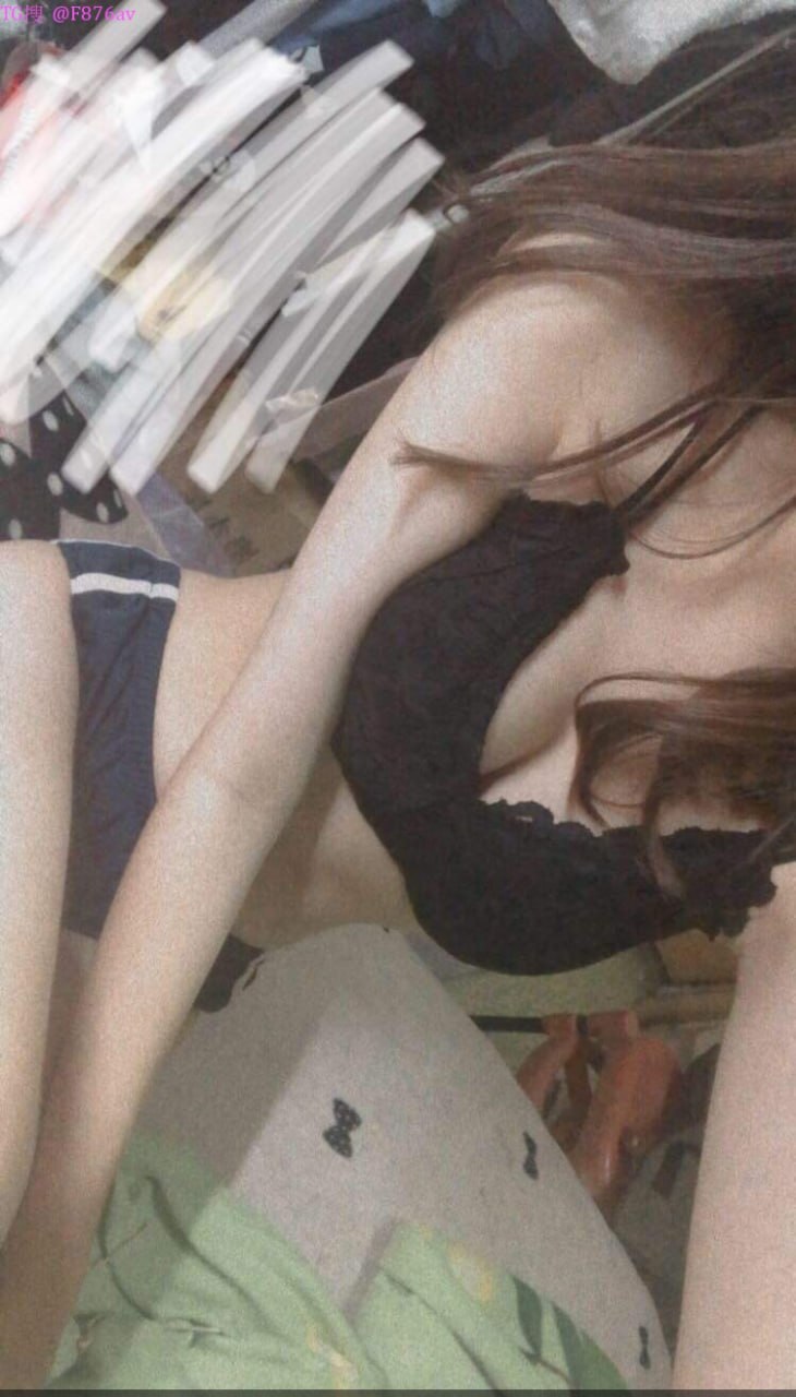 Có một cô hầu gái ngực bự ở nhà, và cô ấy đã bị ông chủ cưỡng hiếp