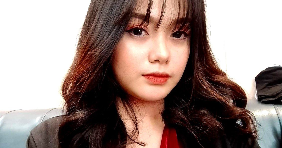 Má trẻ đơn thân và cậu con trai ở tuổi dậy thì chào cờ mỗi sáng